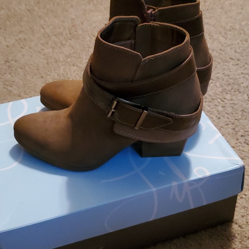 Life Stride tan booties size 7.5